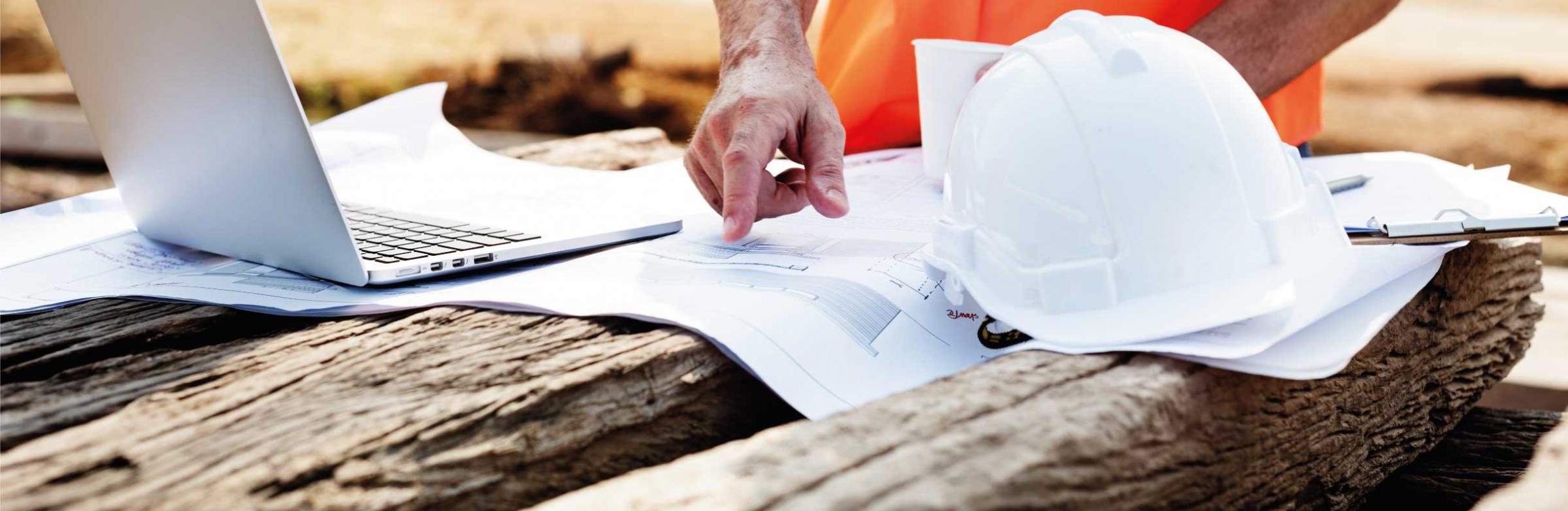 Un homme de chantier lit des plans