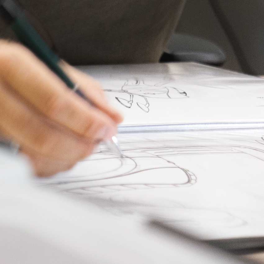 Un homme réalise un dessin technique