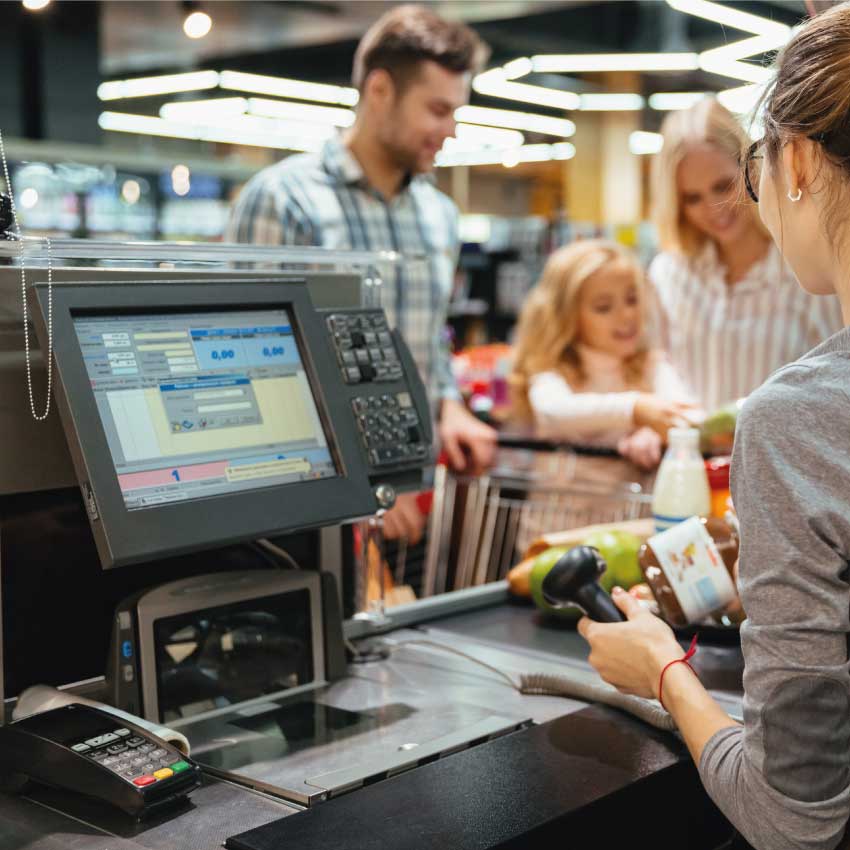 Une caissière travaille dans le secteur du commerce et de la distribution