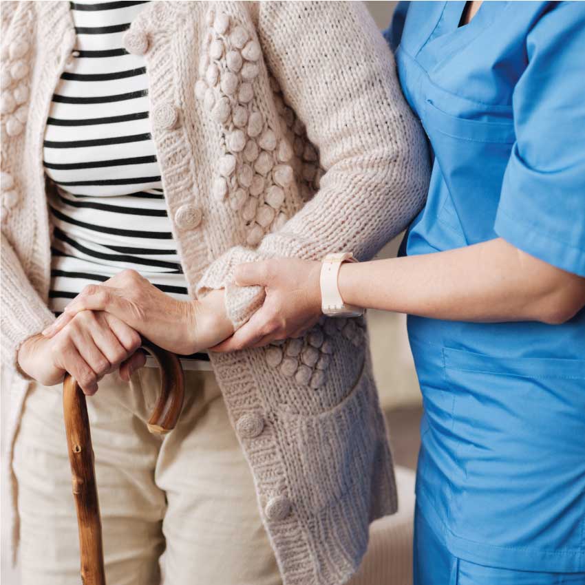 Une assistante sociale aide une personne âgée