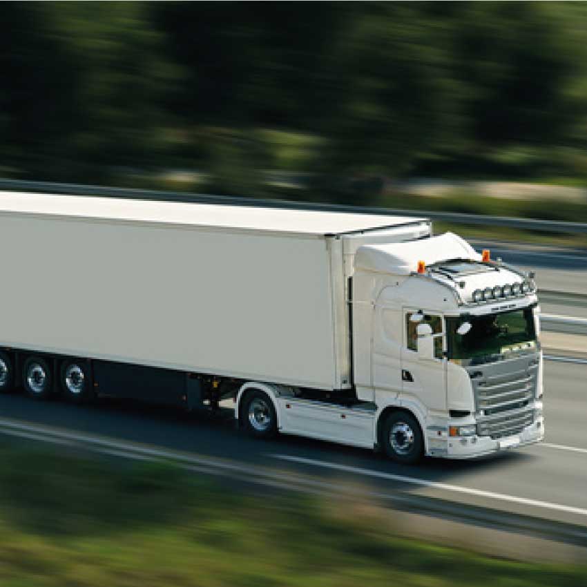 Un camion de transport roule