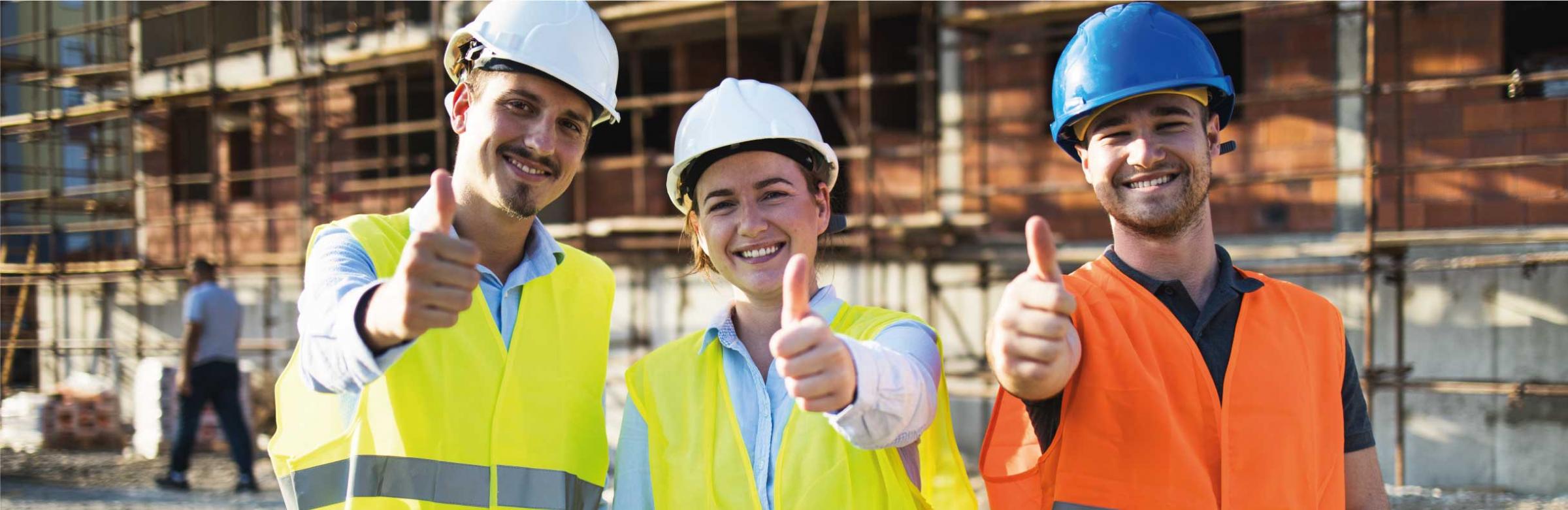 Trois ouvriers de chantiers sourient