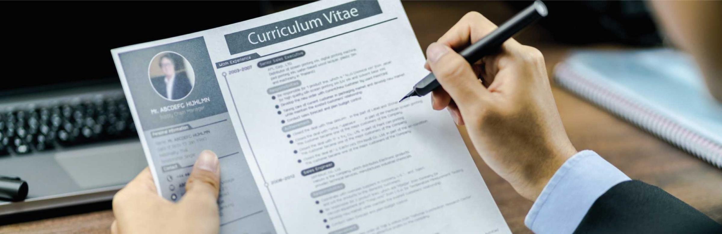 Un recruteur regarde un CV