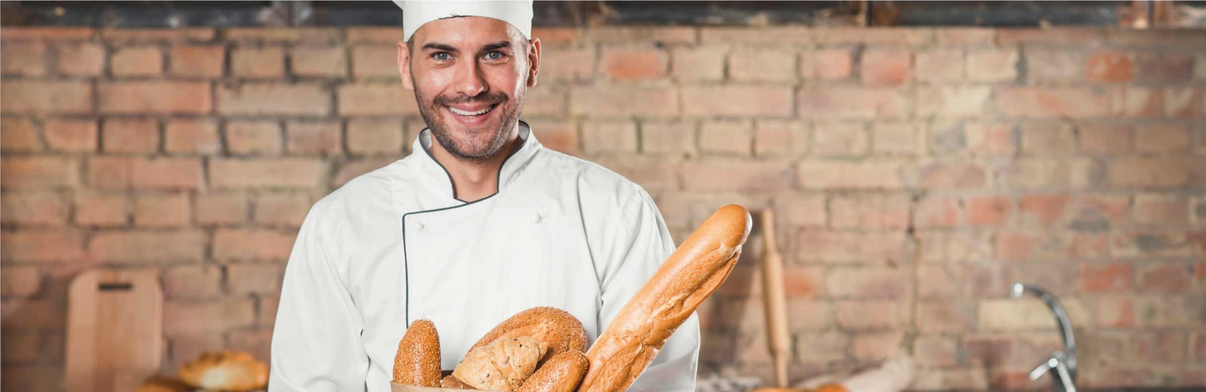 Un boulanger accueille un client