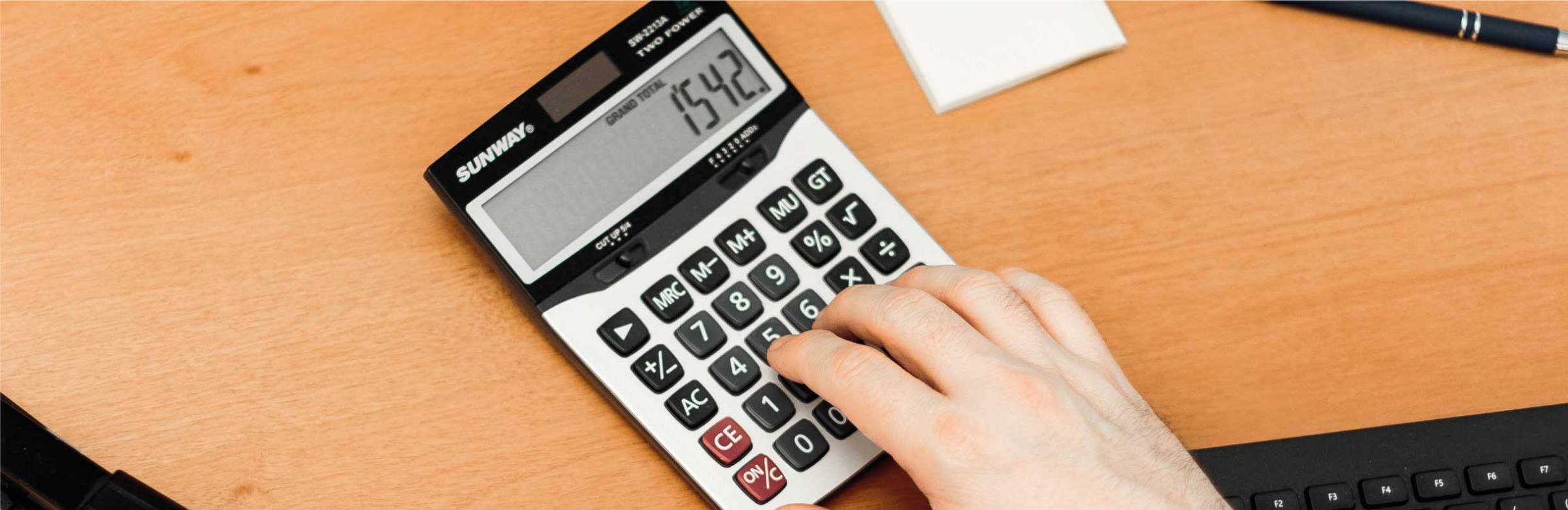 Un comptable utilise une calculatrice