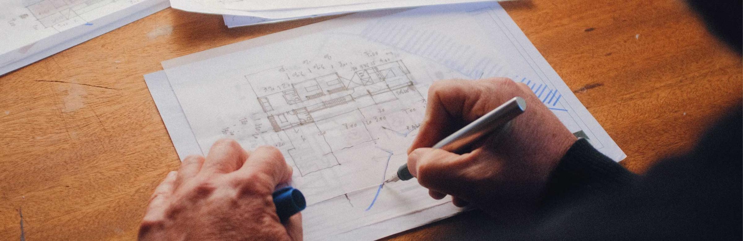 Un dessinateur bâtiment réalise un schéma