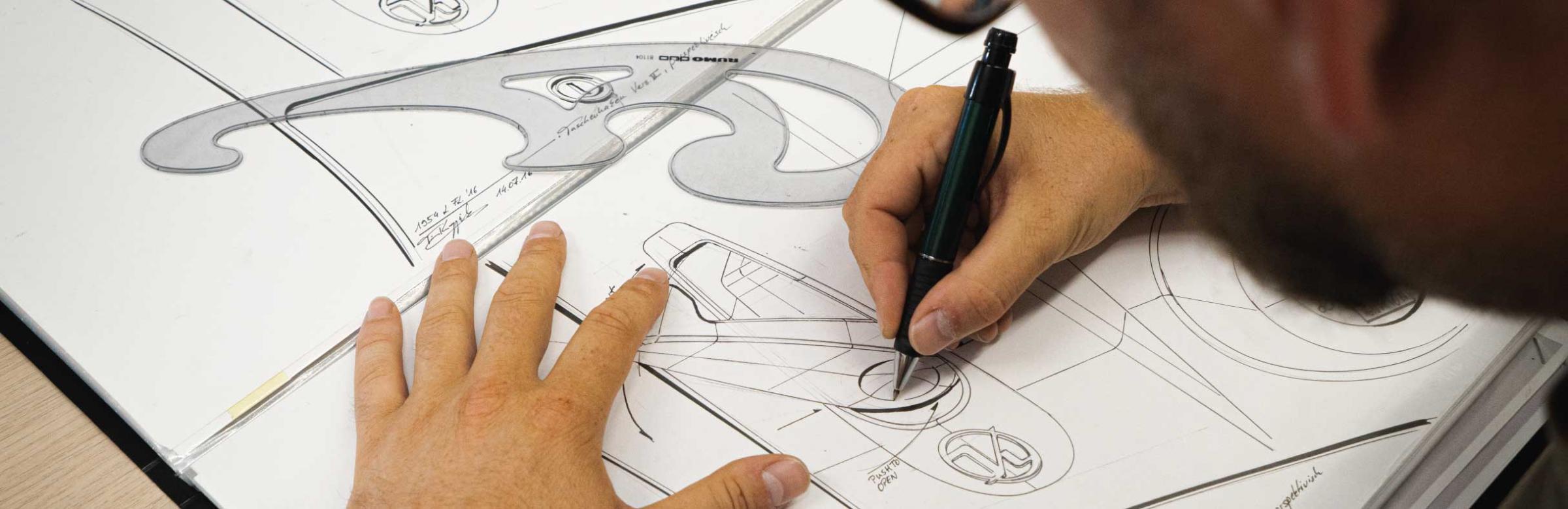 Un dessinateur industriel dessine des plans