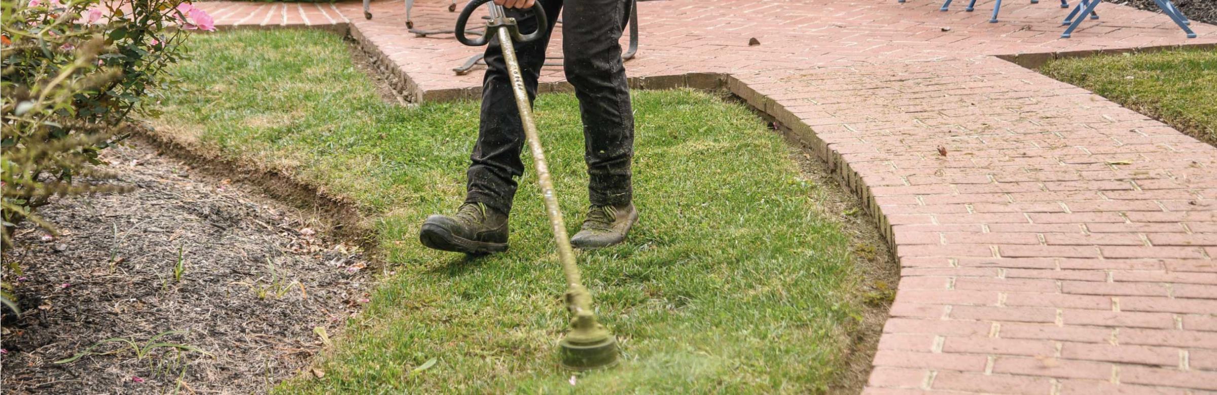 Un paysagiste tond du gazon