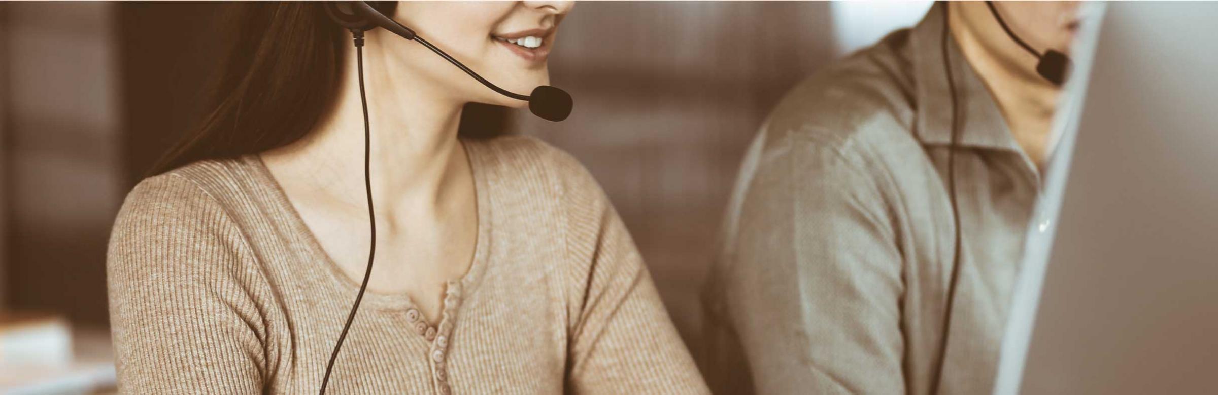 Un téléconseiller et une téléconseillère répondent au téléphone