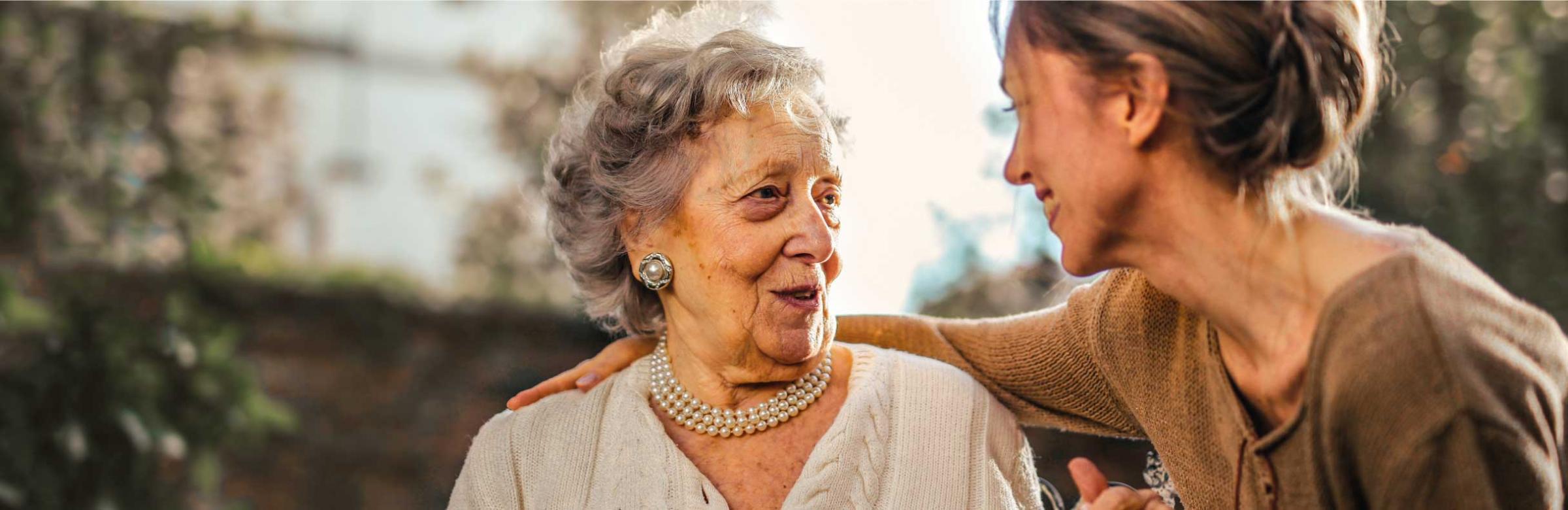 Une aide-soignante accompagne une femme âgée