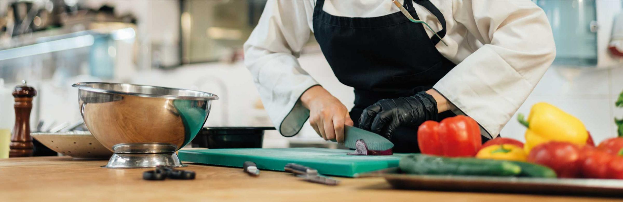 Un commis de cuisine qui découpe un onion